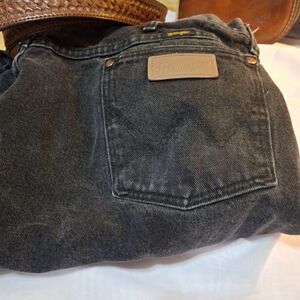 Wrangler Men's Dark Charcoal Relaxed Jeans